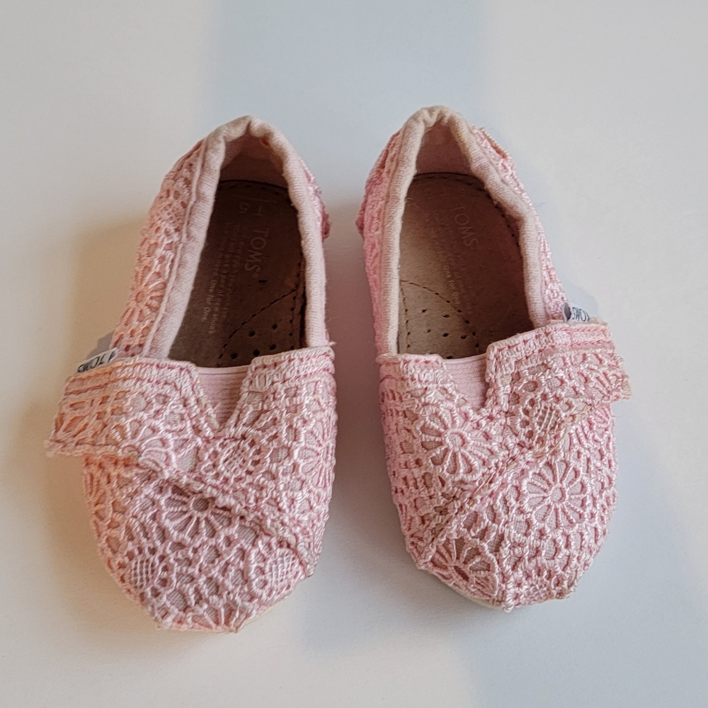 Toms Baby Shoes Size 5 flats pink lace leather insole excellent baby girl shoes